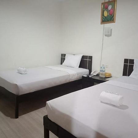 Hotel Meganita Mamuju Buitenkant foto