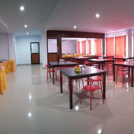Hotel Meganita Mamuju Buitenkant foto