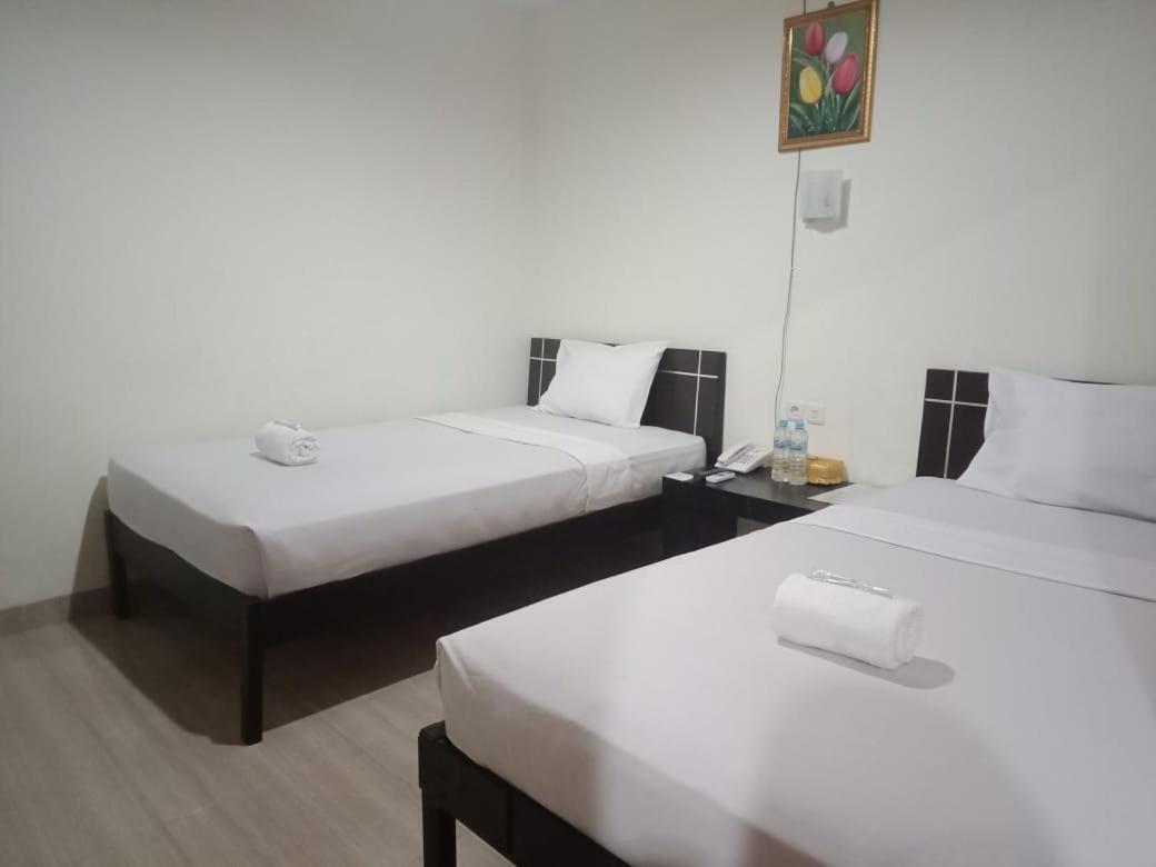 Hotel Meganita Mamuju Buitenkant foto