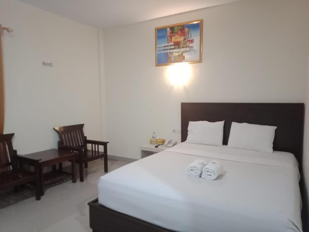 Hotel Meganita Mamuju Buitenkant foto