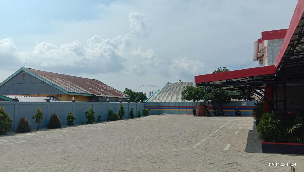 Hotel Meganita Mamuju Buitenkant foto