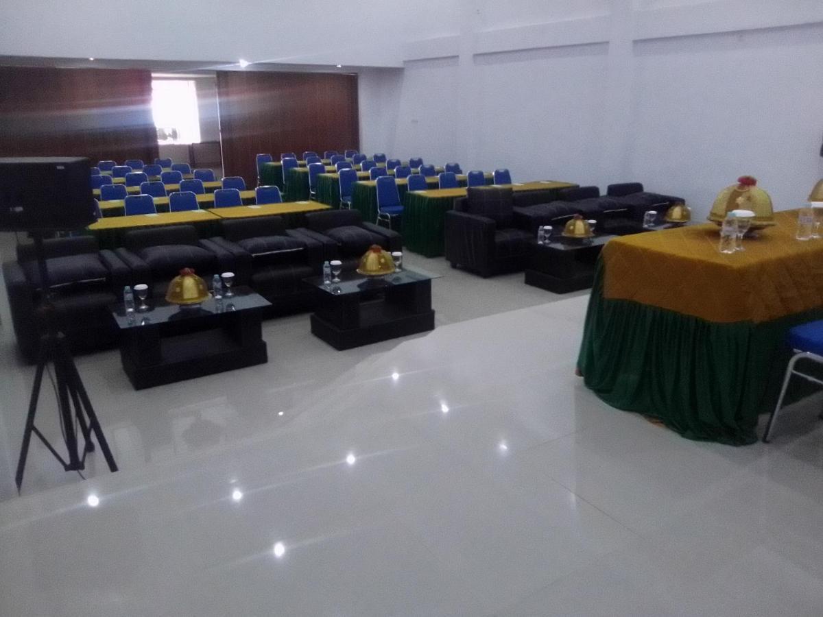 Hotel Meganita Mamuju Buitenkant foto
