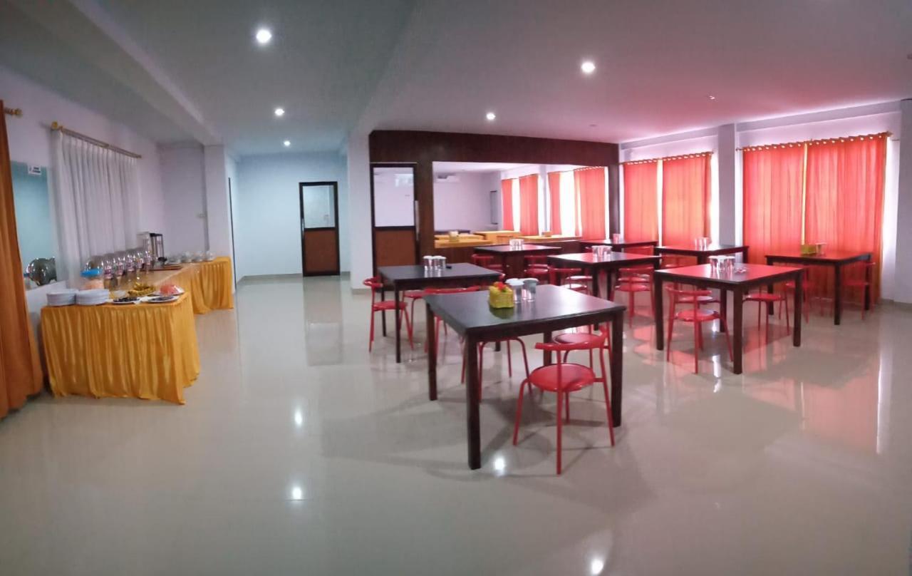 Hotel Meganita Mamuju Buitenkant foto