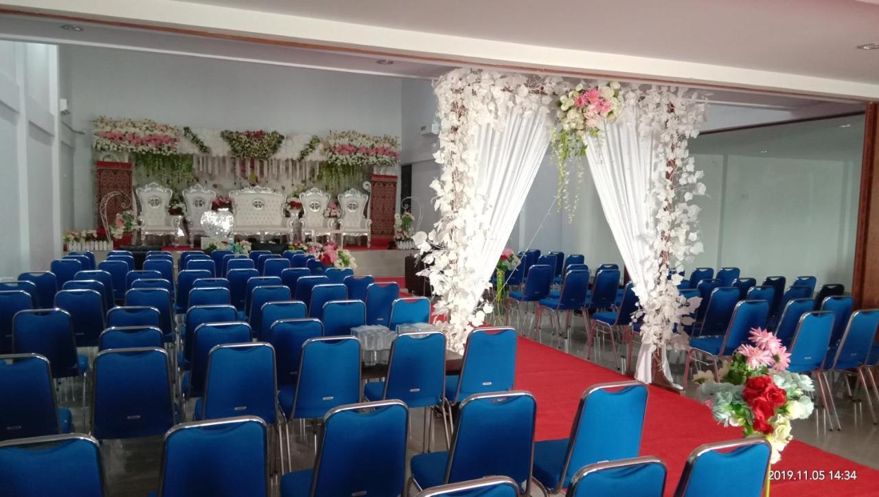 Hotel Meganita Mamuju Buitenkant foto