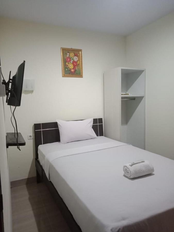 Hotel Meganita Mamuju Buitenkant foto