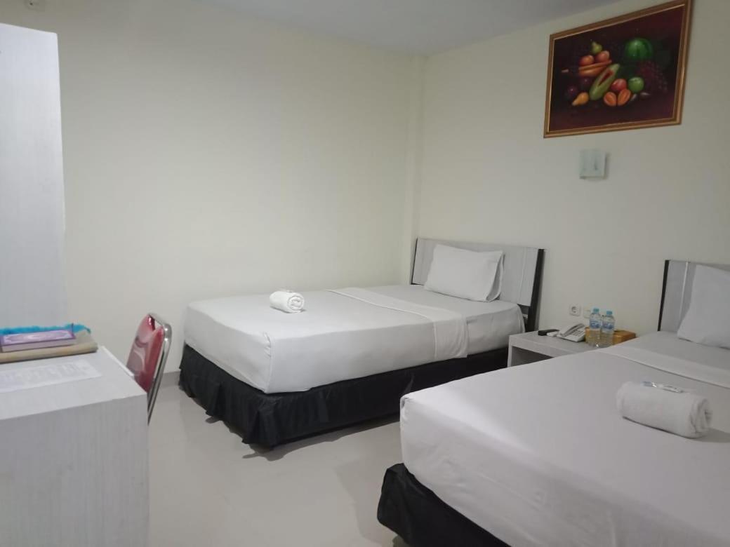 Hotel Meganita Mamuju Buitenkant foto