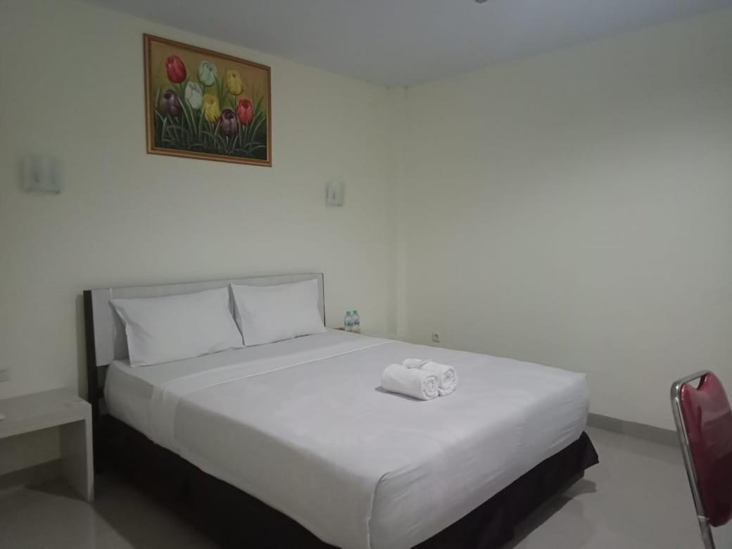 Hotel Meganita Mamuju Buitenkant foto