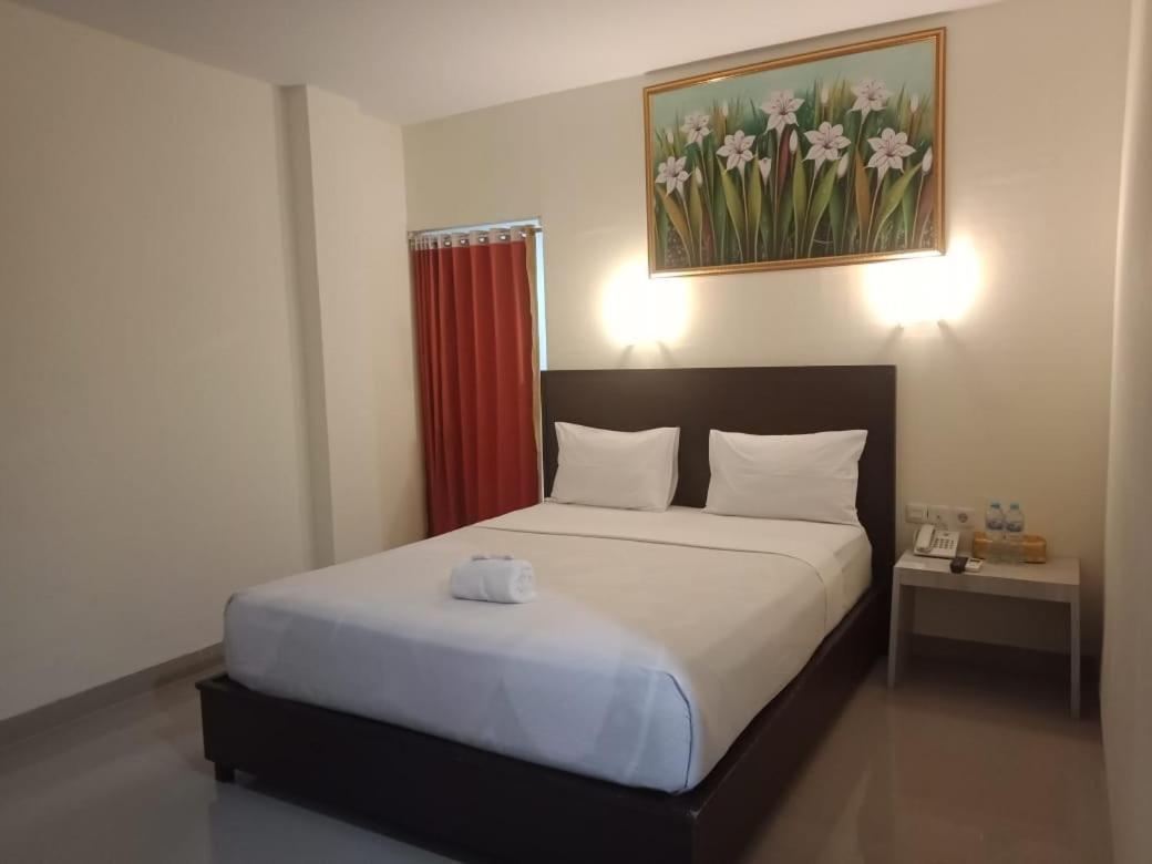 Hotel Meganita Mamuju Buitenkant foto